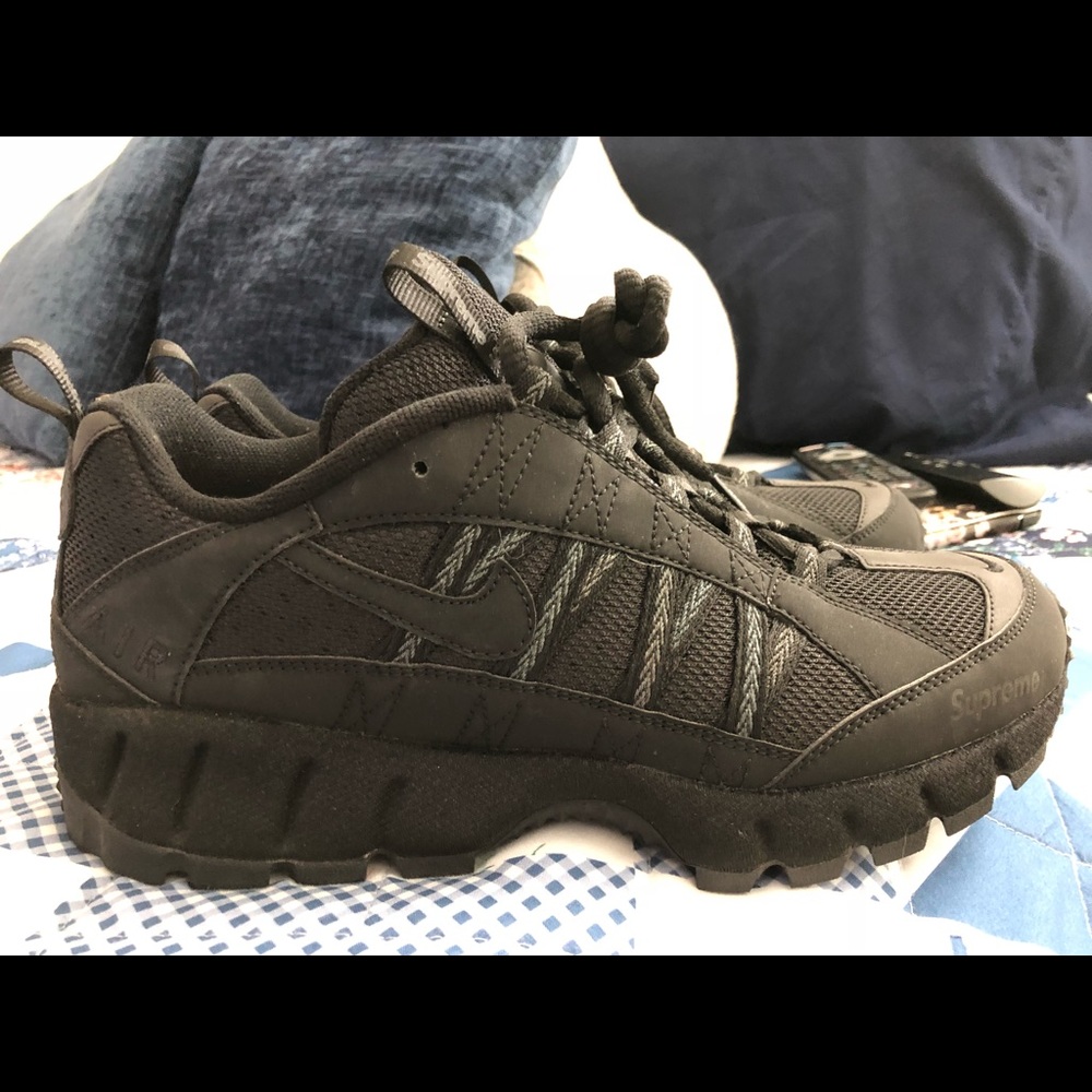 Supreme/Nike air humara men’s size 9.5